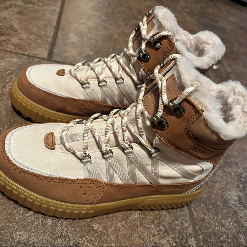 Sorel Tan and Cream Winter Boots with Fur Lining - Picture 2 of 6